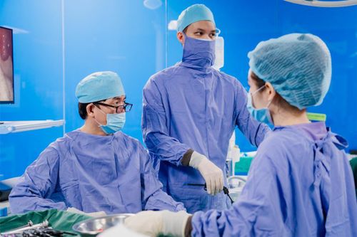 Bệnh viện Hồng Ngọc cấp cứu thành công bệnh nhân ung thư đại tràng vỡ vào gan