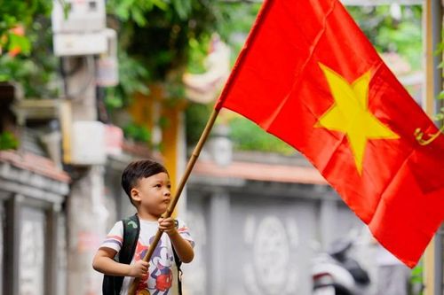 Từ đường lớn đến ngõ nhỏ Hà Nội đỏ thắm sắc cờ Tổ quốc thiêng liêng