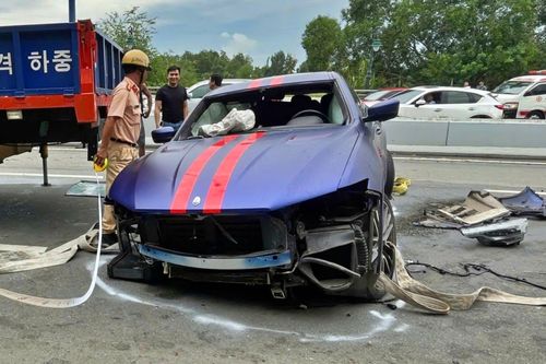Siêu xe Maserati lộn nhiều vòng trên đường, 2 người thoát chết