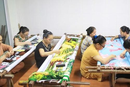 Gìn giữ nghề thêu cổ truyền ở Khoái Nội
