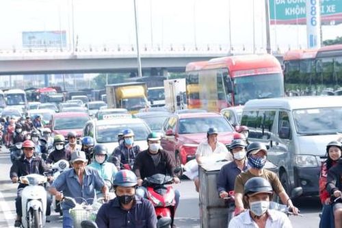 Ngày đầu nghỉ lễ: Các tuyến đường cửa ngõ thành phố Hồ Chí Minh ùn ứ