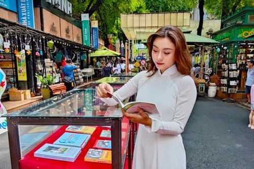 Trưng bày tư liệu về Bác Hồ tại Đường sách thành phố Hồ Chí Minh