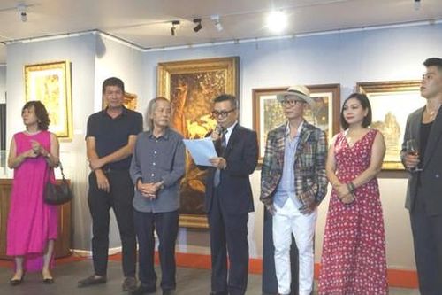 Khai mạc triển lãm tranh 'Sắc màu thời gian'