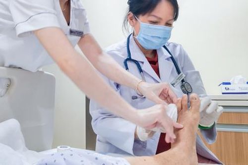 Người phụ nữ bị biến chứng bàn chân tiểu đường mà không biết, người bị bệnh tiểu đường có dấu hiệu này cần cảnh giác