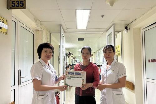 Bé Khánh An bị mất một bên chân sau tai nạn có cơ hội được lắp chân giả