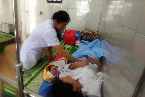Cao Bằng: Trạm Y tế ngập sâu, nhân viên y tế và lực lượng cứu hộ giúp sản phụ 'mẹ tròn con vuông' trên xuồng máy