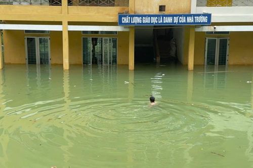 Thầy Hiệu trưởng bơi vào trường vì lo gạo của học sinh bị lũ cuốn: 'Trường đã đủ lượng thực, sẵn sàng đón các con'
