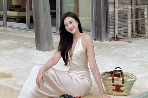 Loạt ảnh mới của Hoa hậu Đỗ Thị Hà trong chuyến đi biển gây trầm trồ