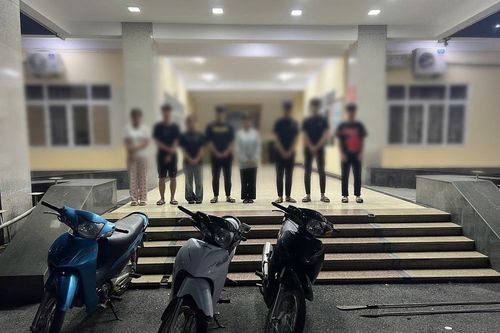 Nhiều nữ sinh tham gia cùng nhóm 'choai choai' đi giải quyết mâu thuẫn