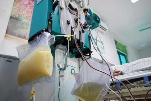 Căn bệnh khiến người đàn ông nhập viện đau đớn, máu đục như sữa
