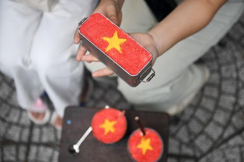 Dậy từ 6h check-in cà phê cờ đỏ sao vàng tại TP.HCM