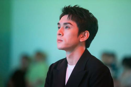 Chuyện gì đã xảy ra với 'vua son môi' Lý Giai Kỳ