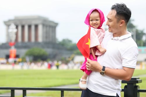 'Búp măng non' xếp hàng chụp ảnh trước Lăng Bác dịp Quốc khánh