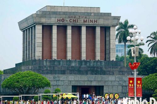 Người dân xếp hàng vào Lăng viếng Bác nhân dịp lễ Quốc khánh 2/9