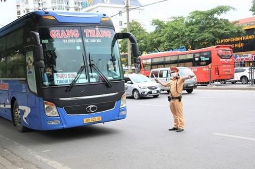 Siết chặt xử phạt ô tô dừng đón, trả khách không đúng quy định dịp 2/9