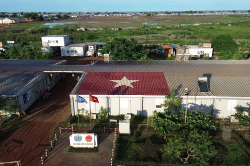 Vẽ cờ Tổ quốc Việt Nam trên mái nhà tại Nam Sudan