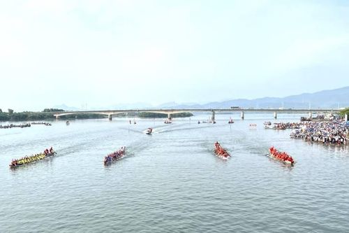 Hấp dẫn giải đua thuyền truyền thống trên sông Nhật Lệ mừng Tết Độc lập