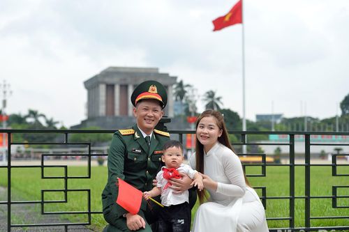 Người trẻ hân hoan đón Tết Độc lập