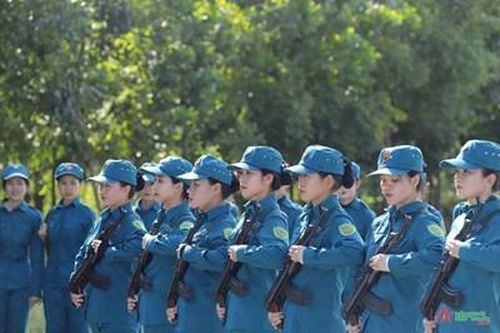 Nữ dân quân miền Trung - Tây Nguyên luyện tập chuẩn bị cho diễu binh