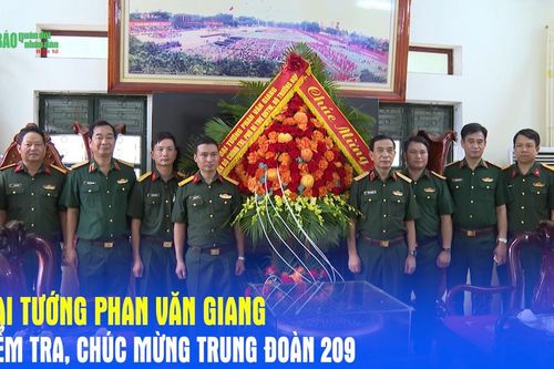 Đại tướng Phan Văn Giang kiểm tra, chúc mừng Trung đoàn 209