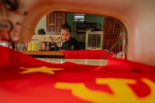 Tiếp nối truyền thống 'thổi hồn' cho hàng triệu lá cờ đỏ sao vàng