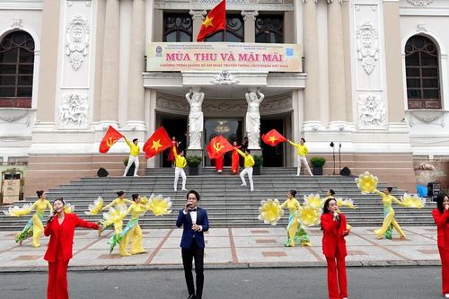 Chương trình ca nhạc 'Mùa thu và mãi mãi' thu hút khách đến xem