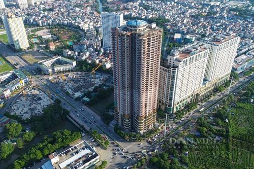 Nhà cao tầng ở Hà Nội lắp kính vàng gây chói mắt cho người đi đường