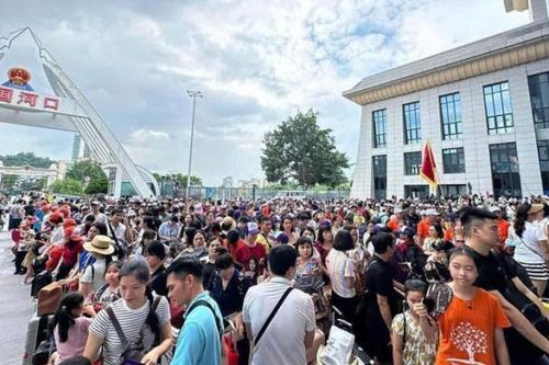 Khách Việt nườm nượp đi du lịch Trung Quốc, cửa khẩu Lào Cai chật kín ngày đầu nghỉ lễ