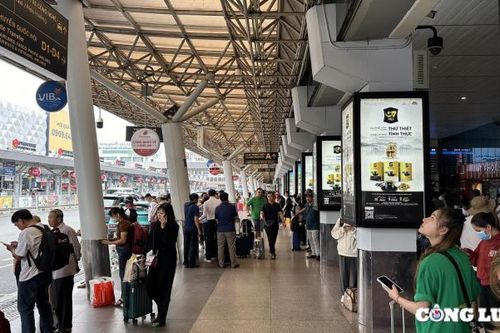 Nhiều chuyến bay tại Tân Sơn Nhất chậm khởi hành vì mưa lớn