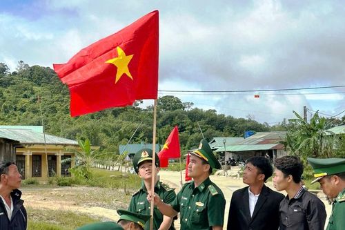 Rực rỡ sắc cờ Tổ quốc mừng Ngày Quốc khánh ở bản làng biên giới