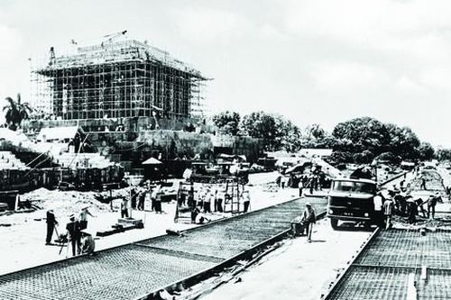 Ba cha con cùng xây dựng Lăng Chủ tịch Hồ Chí Minh