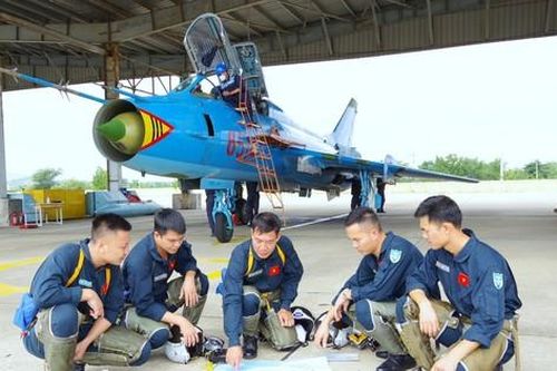 Nghe phi công trẻ lái tiêm kích kể chuyện