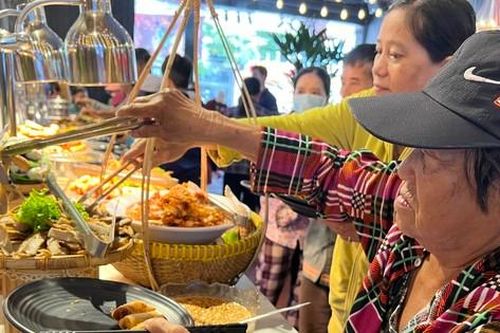 Xúc động tiệc buffet 1.000 đồng ở TPHCM