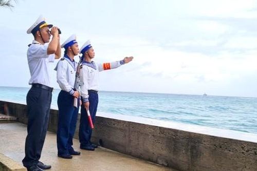 Chiến sĩ Hải quân chắc tay súng bảo vệ Trường Sa trong dịp Tết Độc lập