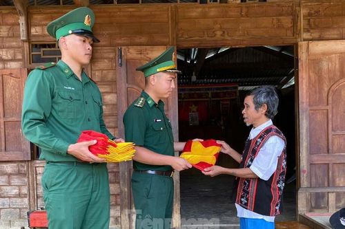 Tặng cờ Tổ quốc cho đồng bào dân tộc Cơ Tu đón Tết Độc lập