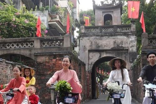 Hàng trăm người mặc áo dài, đạp xe diễu hành khắp phố phường Hà Nội