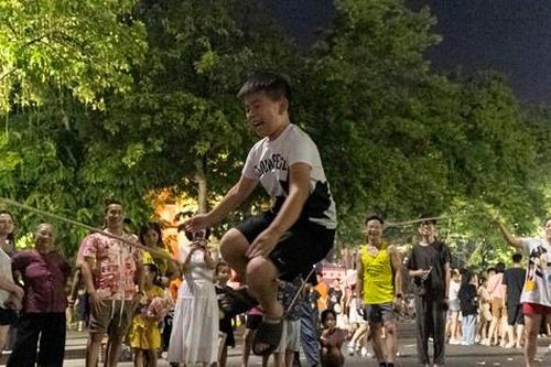 Phố đi bộ Hồ Gươm đông kín dịp nghỉ lễ 2/9