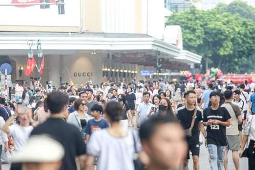Phố đi bộ hồ Hoàn Kiếm đông nườm nượp trong ngày nghỉ lễ 2/9