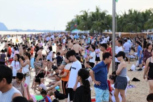 Đông nghịt người tắm biển Hạ Long