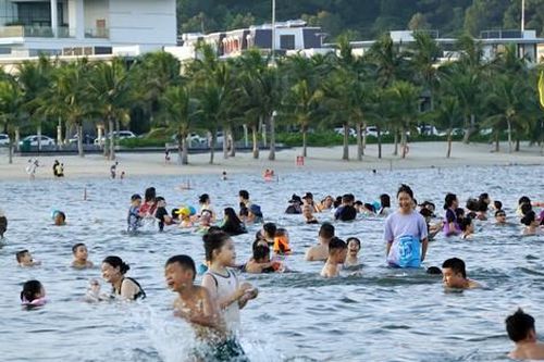 Hàng vạn người đổ ra biển Đồ Sơn 'giải nhiệt'