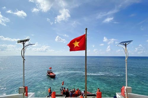 Thiêng liêng cờ Tổ quốc ở Trường Sa