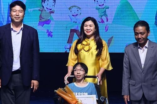 Tác giả ngồi xe lăn nhận giải Nhất sáng tác kịch bản dành cho thiếu nhi