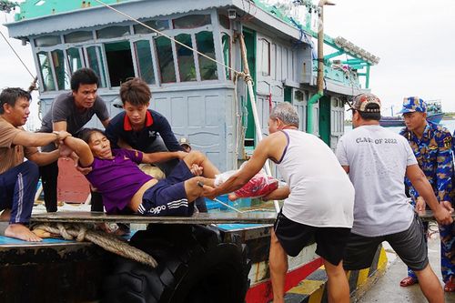 Cứu ngư dân gặp nạn, đứt gần lìa chân ở Trường Sa