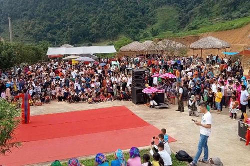 Hàng vạn du khách chen nhau tắm biển Hạ Long, vượt đèo lên Lai Châu