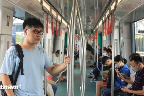 Metro Nhổn-Ga Hà Nội hút khách mua vé tháng, hạn chế được xe cá nhân