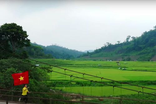Quách Beem rước cờ Tổ quốc chạy 'Một vòng Việt Nam' trong MV mừng Quốc khánh