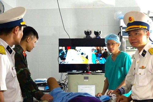 Trung tâm Y tế thị trấn Trường Sa cấp cứu ngư dân bị đứt gần lìa cổ chân