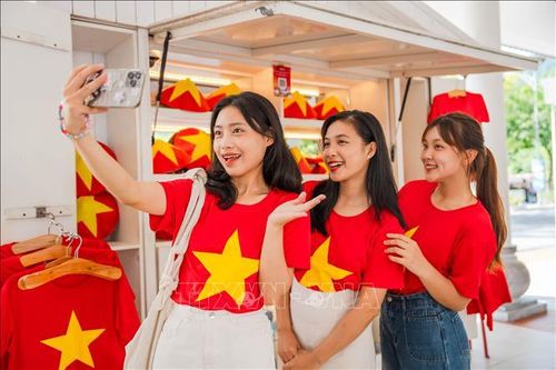 Khách du lịch hào hứng check-in Ba Na Hills rực rỡ cờ Tổ quốc