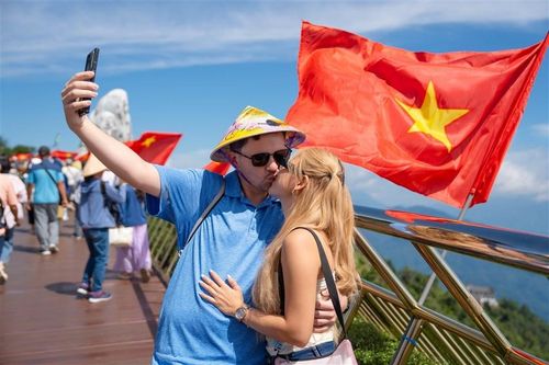 Du khách hào hứng check in Cầu Vàng rực đỏ Quốc kỳ Việt Nam dịp 2/9