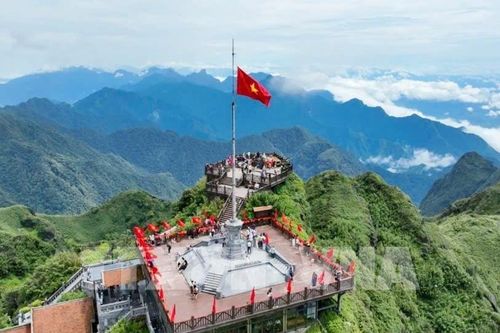 Lễ thượng cờ trên đỉnh Fansipan chào mừng Quốc khánh 2/9